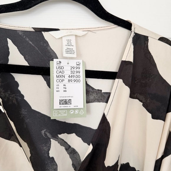 NWT! XL! H&M Black and Cream Patterned Satin Wrap Mini Dress - FREE SHIPPING - Picture 3 of 5